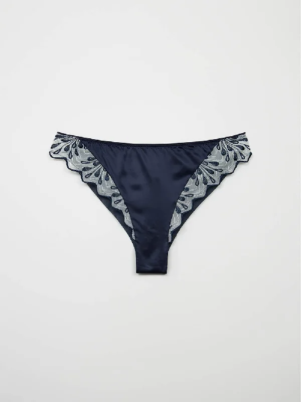 Bra with a non - padded cup for a natural feel​ Camelia