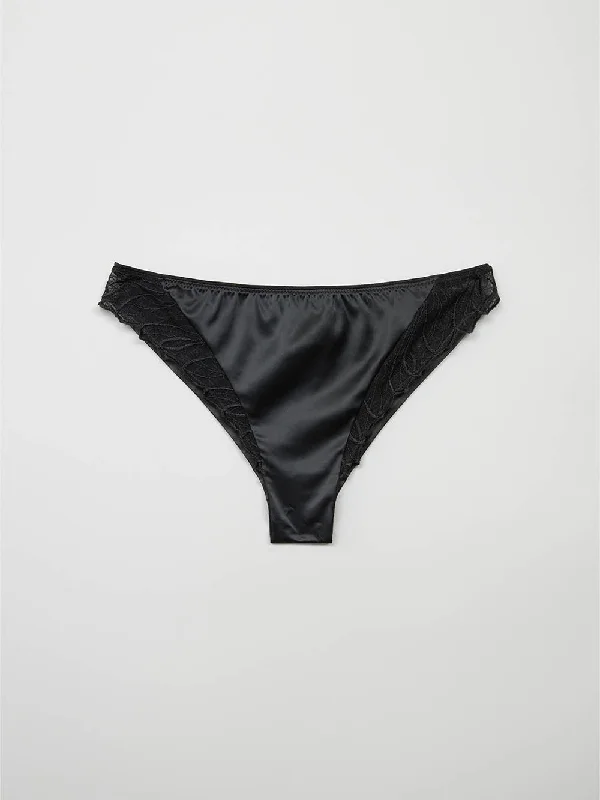 Bra with a balconette style for a flirty neckline​ Camelia