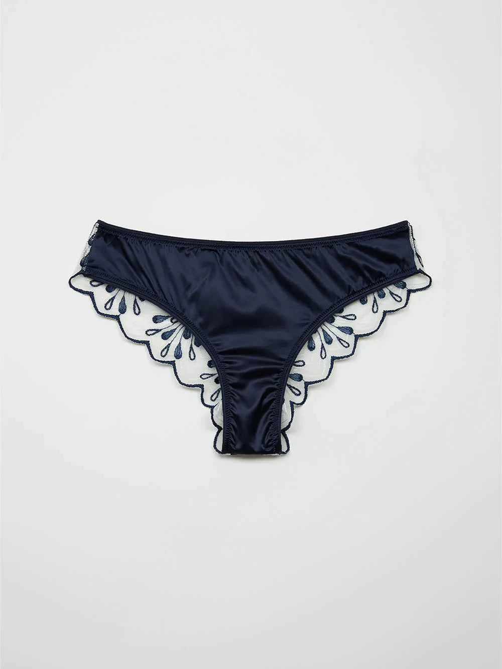Bra with a seamless memory foam cup for a smooth silhouette​ Luce