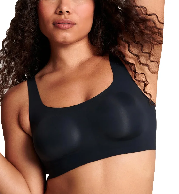 Bra with a shiny finish for a glamorous effect Evelyn & Bobbie BOBBIE Scoop Bralette (1843) - Black Bra with a shiny finish for a glamorous effect Evelyn & Bobbie BOBBIE Scoop Bralette (1843) - Black