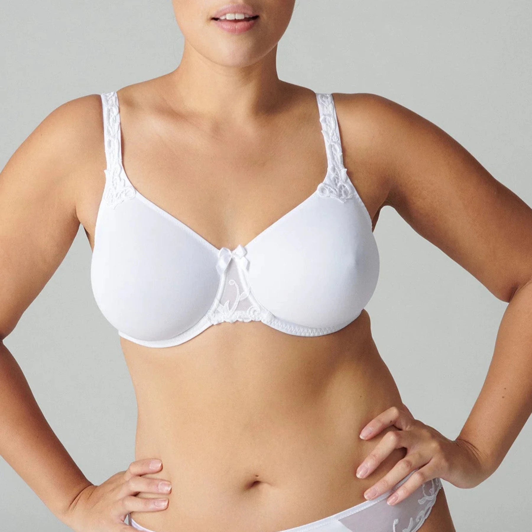 Silk bras for a luxurious and smooth texture​ Andora Minimizer Bra 131382 - White